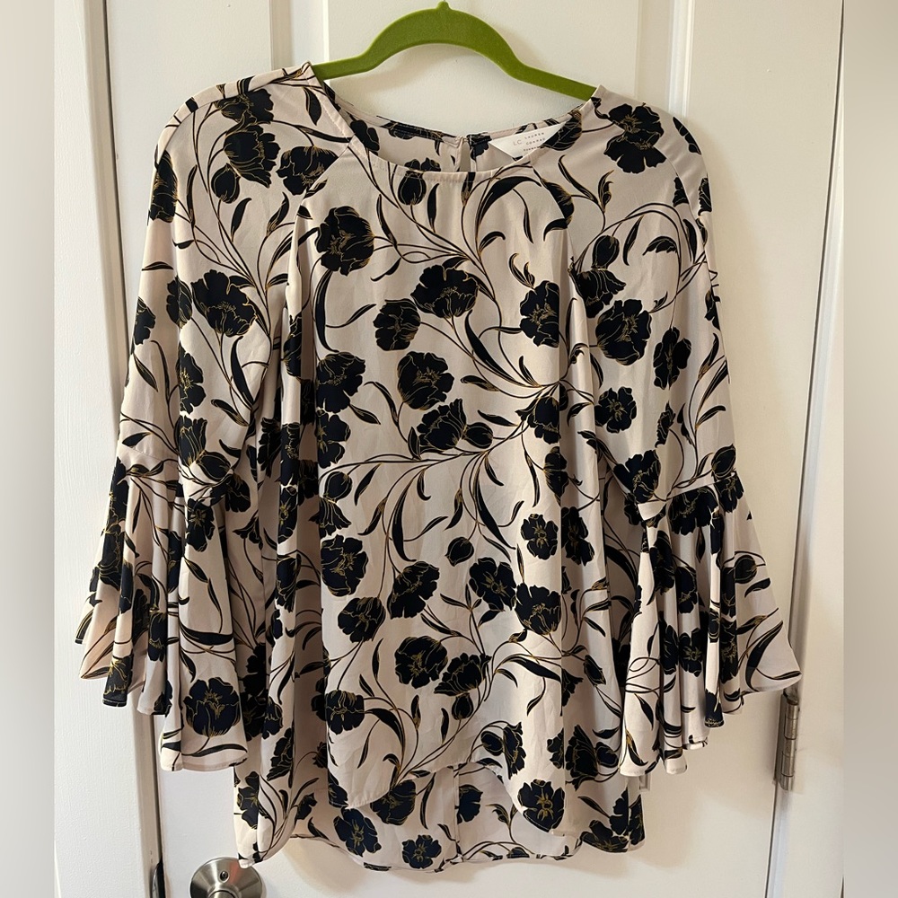 Bell sleeve, slit back top.